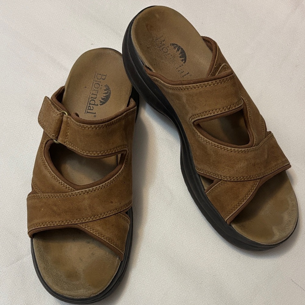 Brown Women’s Slide Sandals - Excellent Used Condition! Size 9